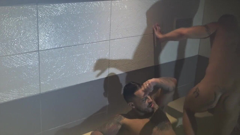 MACHO FUCKER FROM SPAIN: Aymeric Deville surově ošukaná Viktorem Romem v jacuzzy