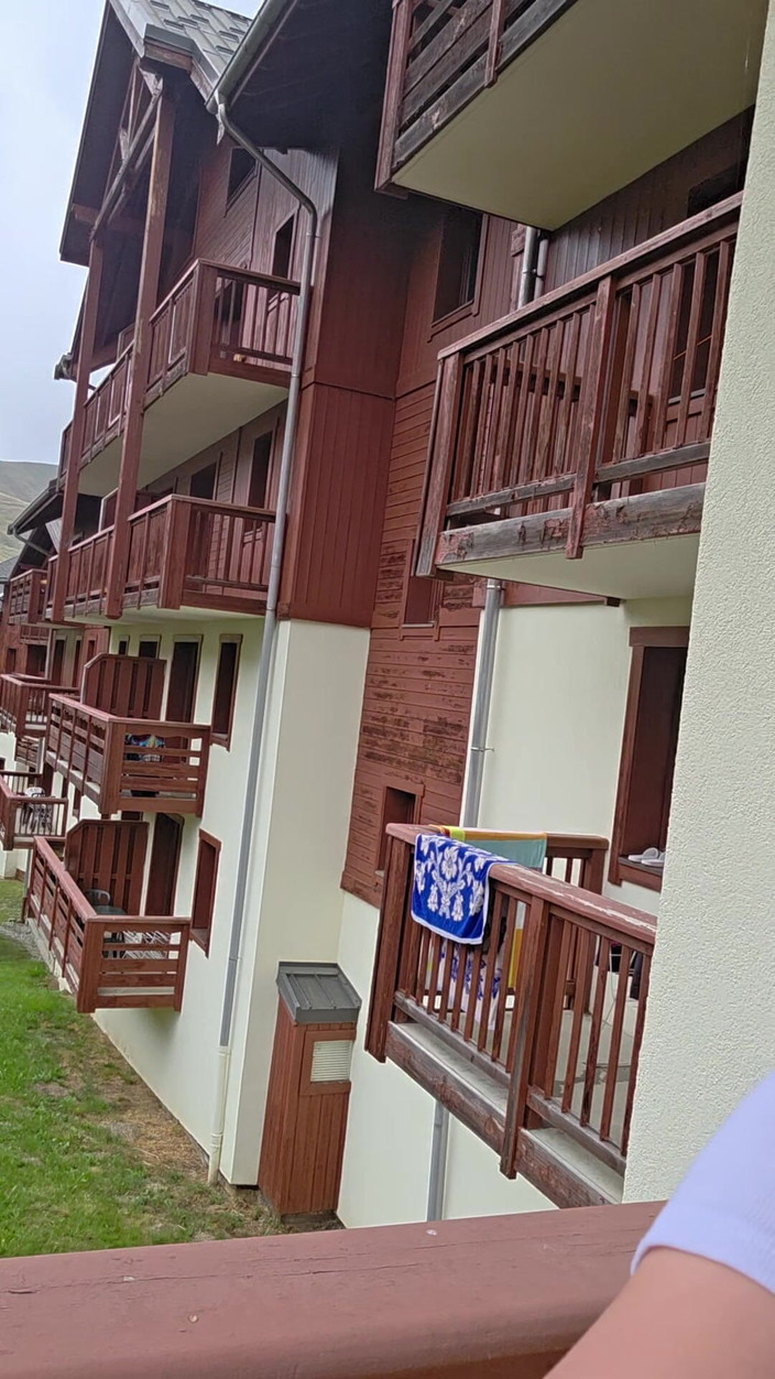 GIULIANA_OFFICIEL: Primeiro esguicho pouco francês em uma varanda na montanha