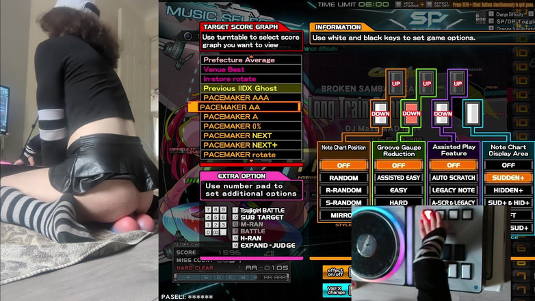 Rainbow Femboy: Фембой Raine скачет на игрушках, играя с Beatmania IIdx