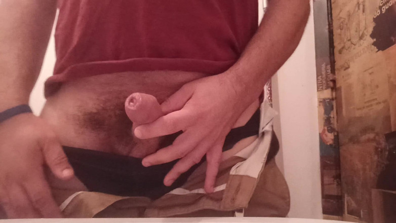 Kinky Guy: Tipul păros face pipi în baie