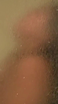 Vari video dietro le quinte di ragazze asiatiche brune vengono sbattute e dopo la doccia