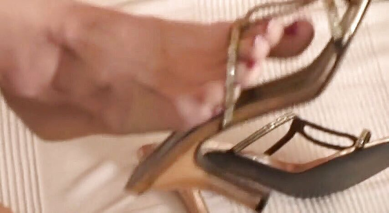 Foot Girls: Lucilla在沙发上晃动的脚