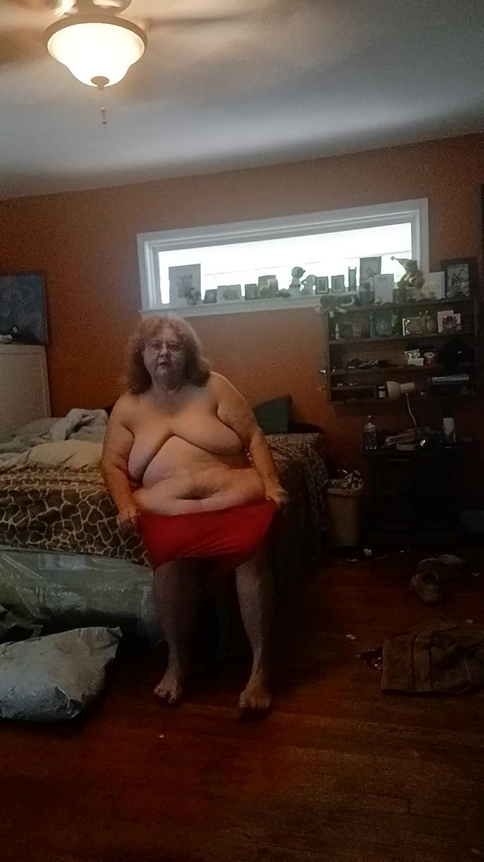 BBW nurse Vicki adventures with friends: Modeling kalhotek, které prodávám část 1 Červená krajka hedvábná