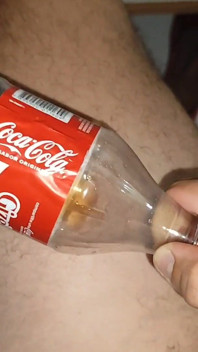 Pojken får sin kuk fast i en coca-cola-flaska