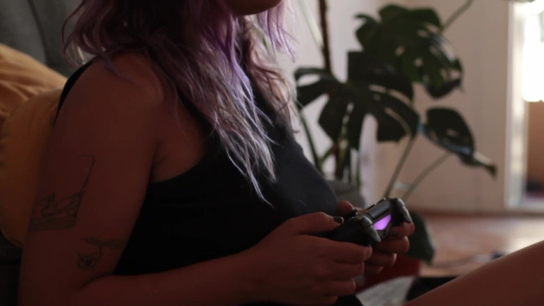 YeahHanna: 더운 여름날 놀고 있는 큰 엉덩이 게이머 소녀