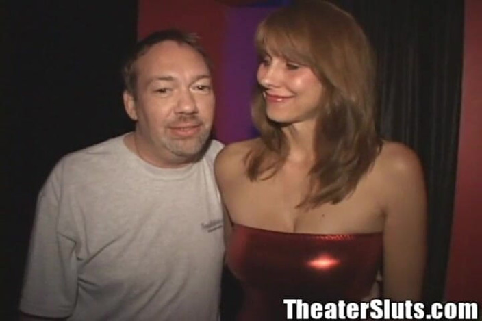 Theater Sluts: Curvă oribilă cu țâțe false Soția Karen futută în grup în cinematograful porno...