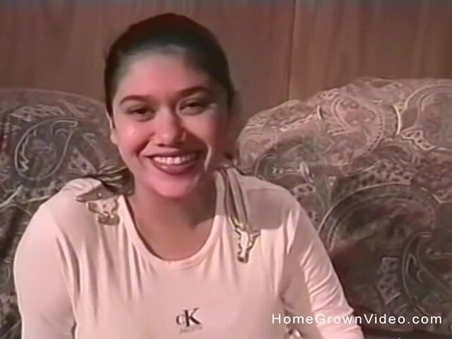 Homegrown Amateurs: Une brune à gros nichons suce et baise