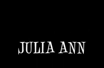 Julia Ann: Julia Ann khoe đồ lót!!