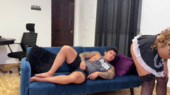 Winter_steph: La sorellastra preforma un servizio di pulizia sul cazzo dei...