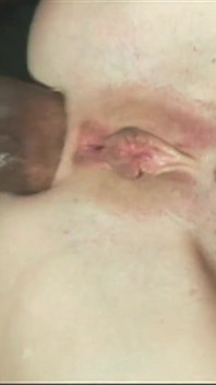 Une MILF rousse offre sa chatte et son trou du cul à une grosse bite noire pour l’utiliser comme il aime