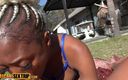 African sex trip: Amadora negra adolescente seduz vizinho branco casado e fode ele...