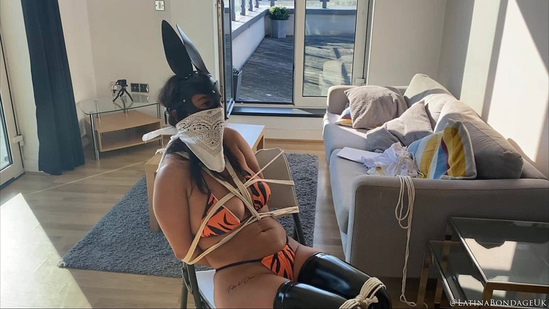 Latina Fetish: Super latina zachycena v doupě kriminálníků! 