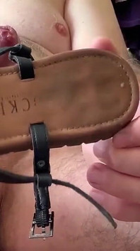 Lamo las sandalias de Gabi y corro a gritar