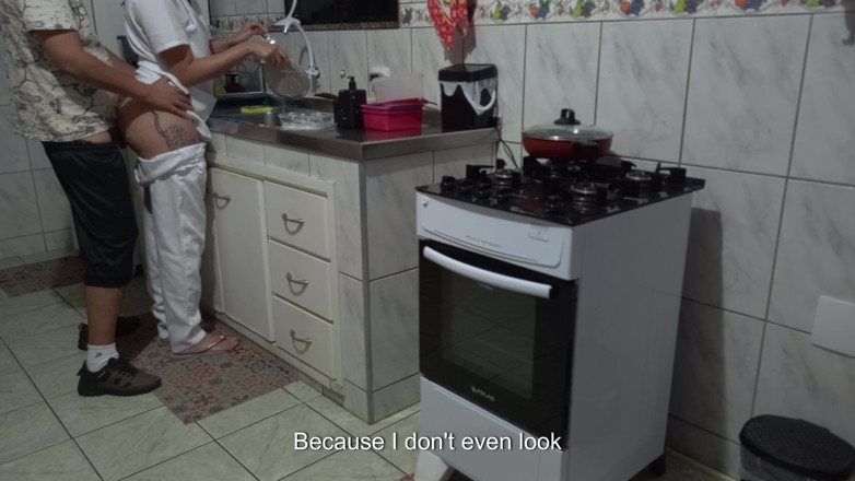 Gabi SweetCouplesStories: Empregada tinha sua bunda usada enquanto lavava pratos.