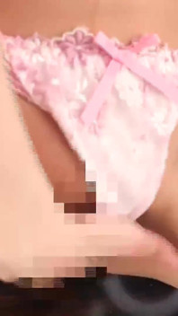 Una ragazza puzzolente vuole un cazzo nella sua figa, in realtà lo fa venire stuzzicando e facendo una sega con le gambe.