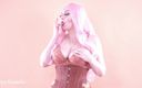 Arya Grander: 코르셋과 란제리 괴롭히는, 분홍색 머리를 가진 매력적인 여성이 긴장을 풀고 웃고, 로맨틱 4K 옷을 벗고