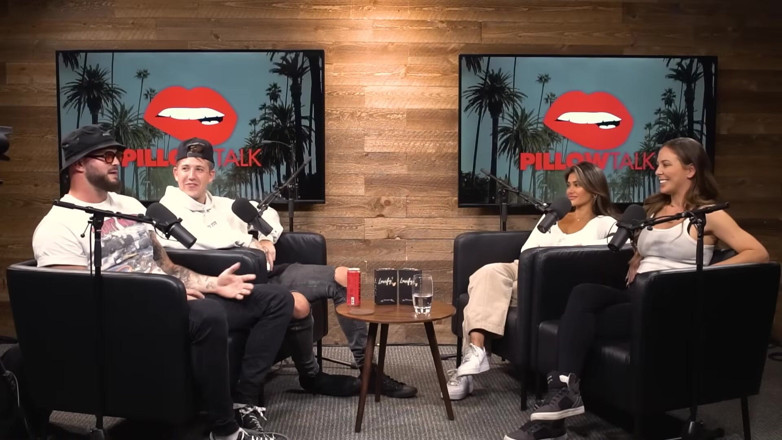 Pillow Talk: شيري ديفيل تتواصل مع سارة روز في استوديو البودكاست