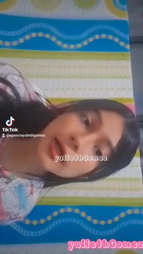 Yulieth Gomez: 18歳の女の子は彼女の恋人に彼女のyuliethgomezをファックするように頼む