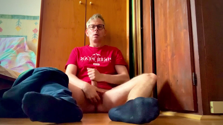Chris Ftlvr: En wank and footshow video inc lite fotslickning