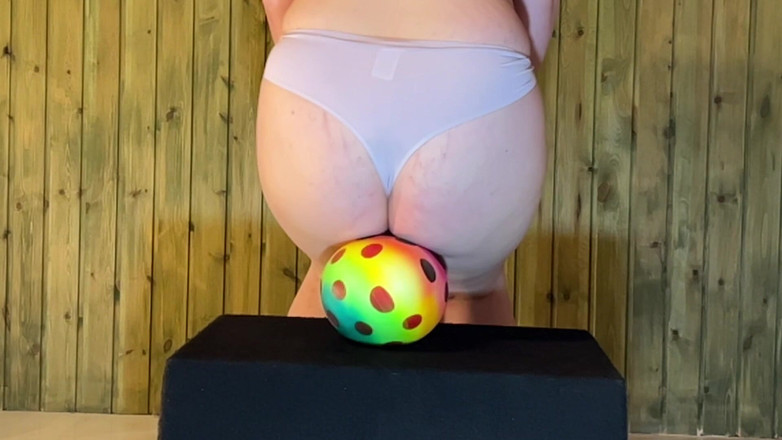 BeachBallsDuo: 105 Kgs Lucys Siede con delle sfere in gomma morbida...