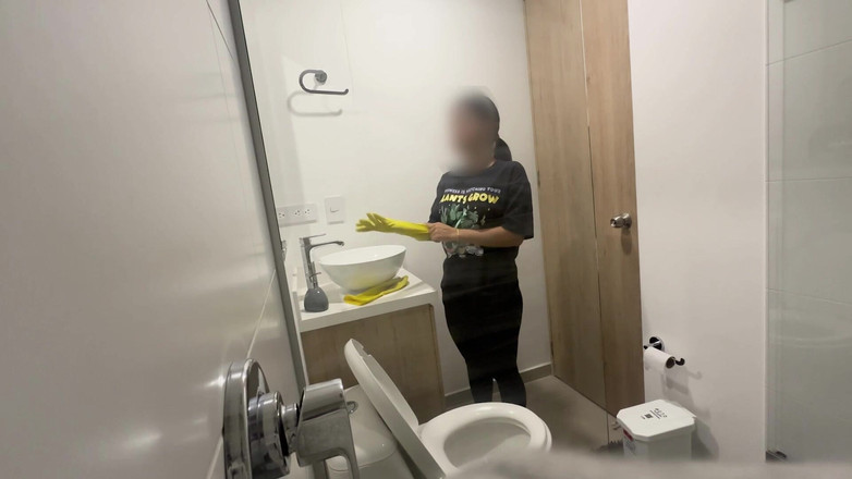 Time traveler: Pembantu mungil yang imut ngocok kontol majikannya dan lanjut ngentot...