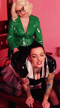 Lesbensex mit strap-on in Fetischklamotten - 2 MILFs spielen