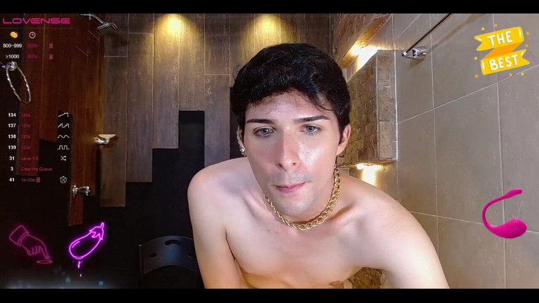 Diego latinboy: Nothing under the towel