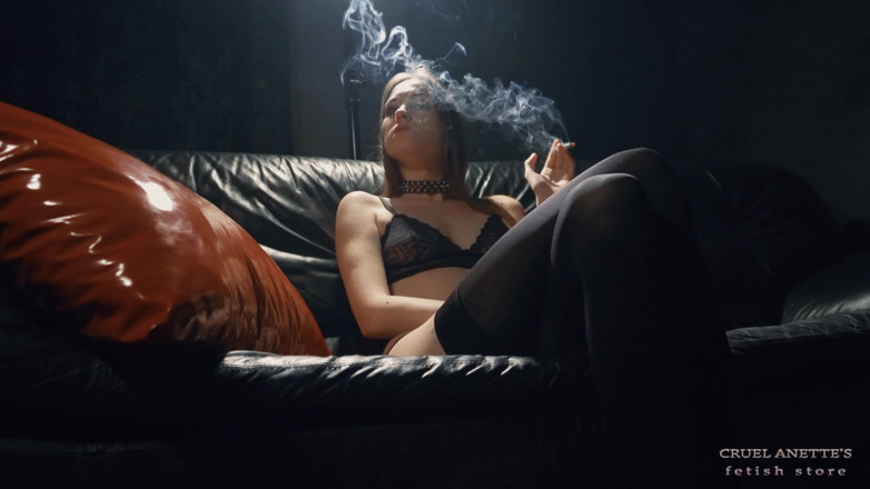 Cruel Anettes fetish world: Кассі курить