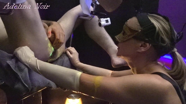 FISTINGQUEEN: UV neonové světlo fisting Adelina Noir a Fistdude