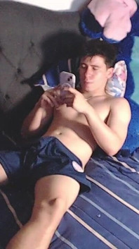 ベッドの上でチンコを引っ張る
