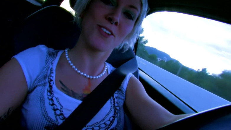 Horny Two really wet MILFs: Горячая блондинка принимает это в задницу на пляже