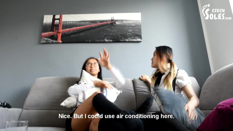 Czech Soles - foot fetish content: Dua awek kolej Asia bergaduh dan bermain kaki