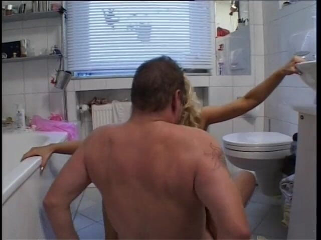 Horny Two really wet MILFs: Казкова блондинка мамка отримує трах у ванній кімнаті