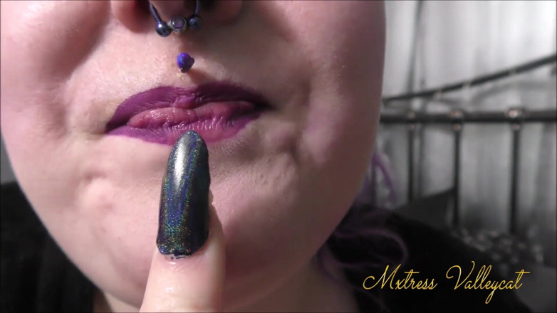 Mxtress Valleycat: Linear holo nails destroy banana