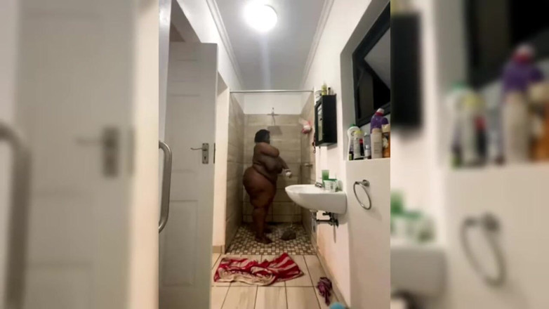 Legendary Booty Overdose: Ébano lactante grandota tomando una ducha y chorros masturbándose