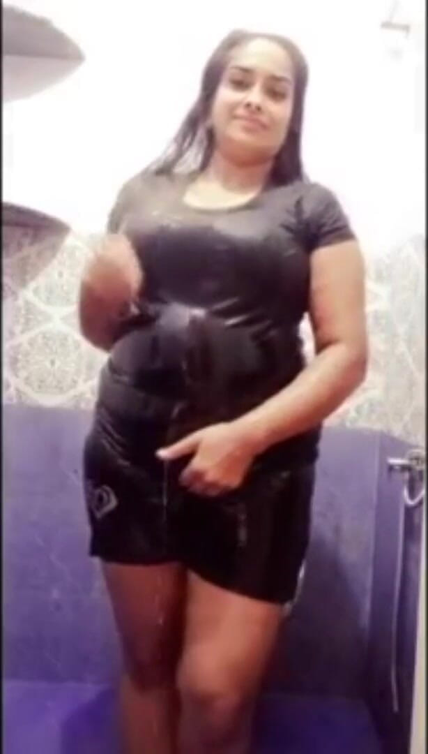 Your Arya: Sora vitregă indiană cu țâțe mari Arya în baie