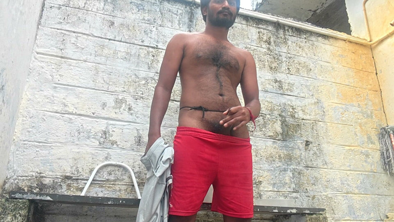 KUMBHA MANOJ KUMAR: Xhard - junges großes stiefvater im freien badezimmer