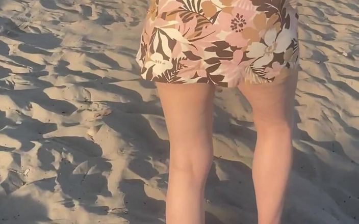 Lady Oups exhib & slave stepmom: Lady Oups anální kolík na pláži v micro sukni