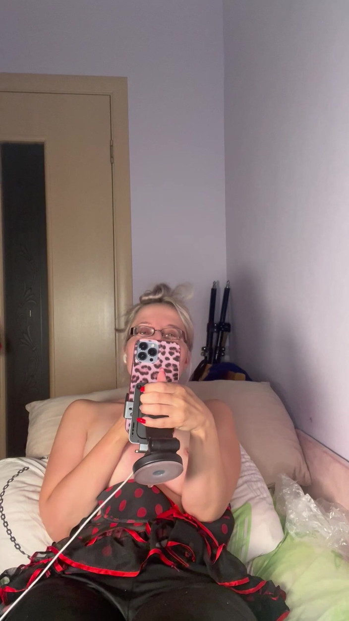 FinDom Goaldigger: Сеанс в прямому ефірі з потужною богинею в товстих окулярах - великі губи смокчуть ділдо, гра в цицьки, дражнить вашу любовну залежність
