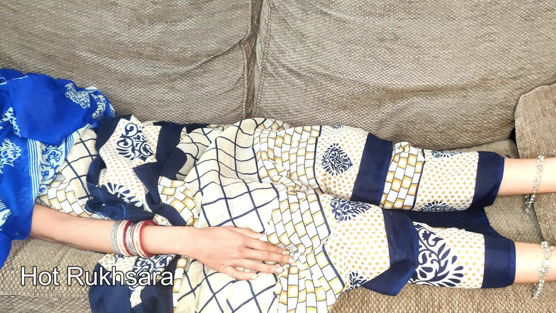 hot_rukhsara: Desi nadržená bhabhi šuká s vesničanem!