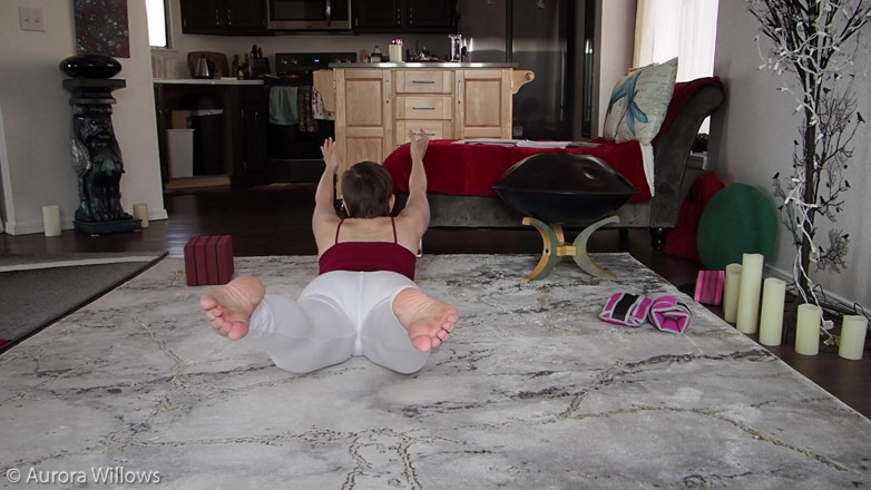 Aurora Willows: Trainen achter de schermen in een yogabroek