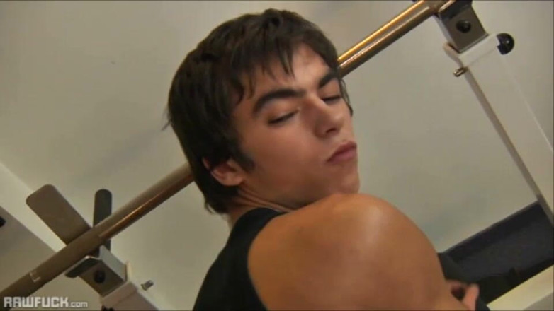 Raw Fuck: Teen Muscle Growers’ Gym Fuck
