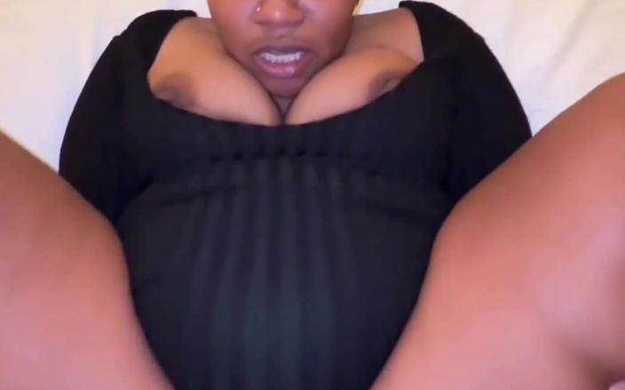 Bigbootybackshotz: Misyoner pozisyonunda büyük yarak alırken edepsizce konuşuyor
