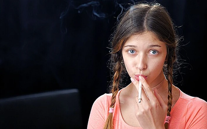 Russian Smokers: 性感的俄罗斯诱惑者吸烟海岸微风
