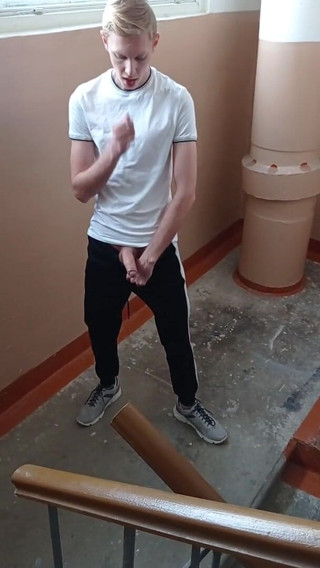 Dick Boys Studio: Masturbation à l'entrée d'un mec