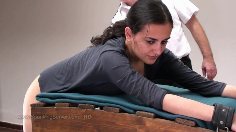 Spanking Server: Yasmeena montata in prigione