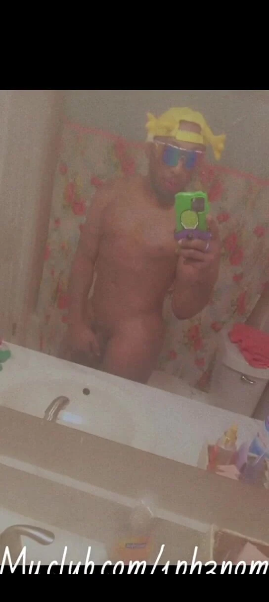 Phenom31: Phenom in the bathroom