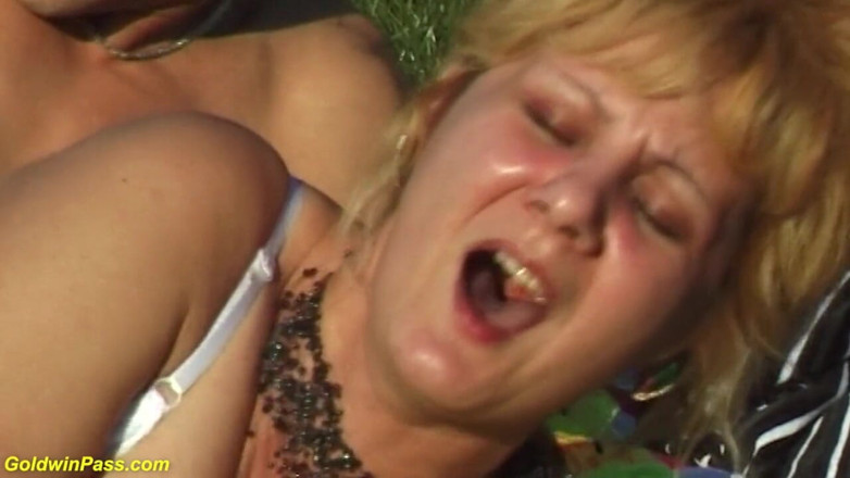 Goldwin pass: Picnic sexo con madrastra de 71 años