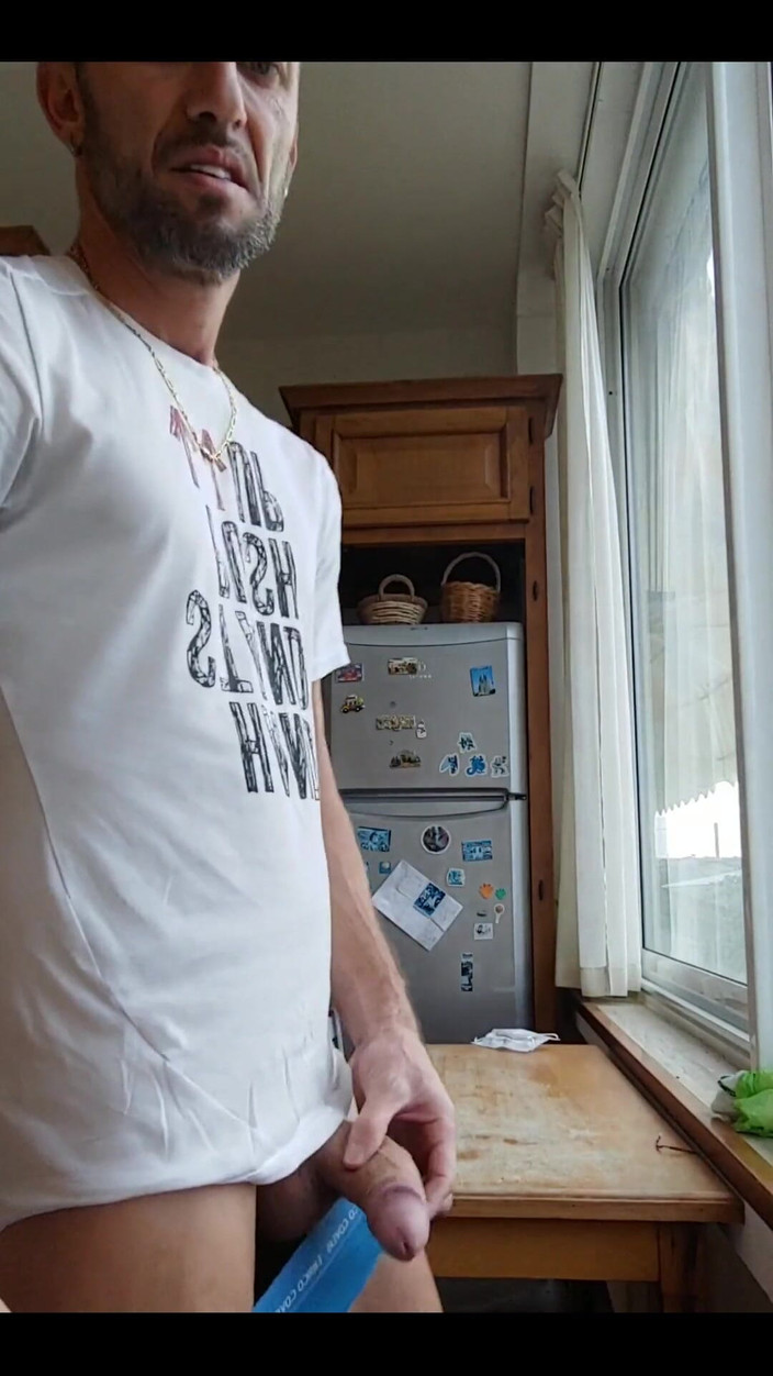 Boy jerking off: Mitten in der küche