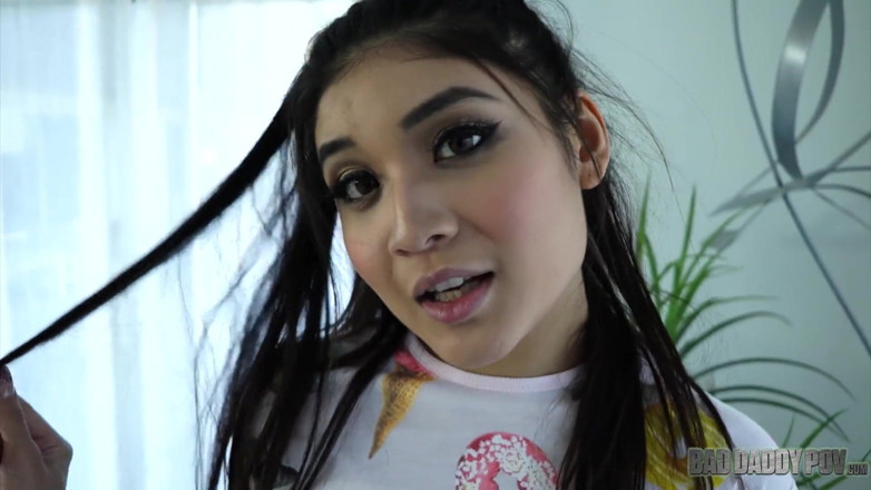 BadStepFamilyPov: Татуированную Brenna Sparks брызгали на ее живот от отчима